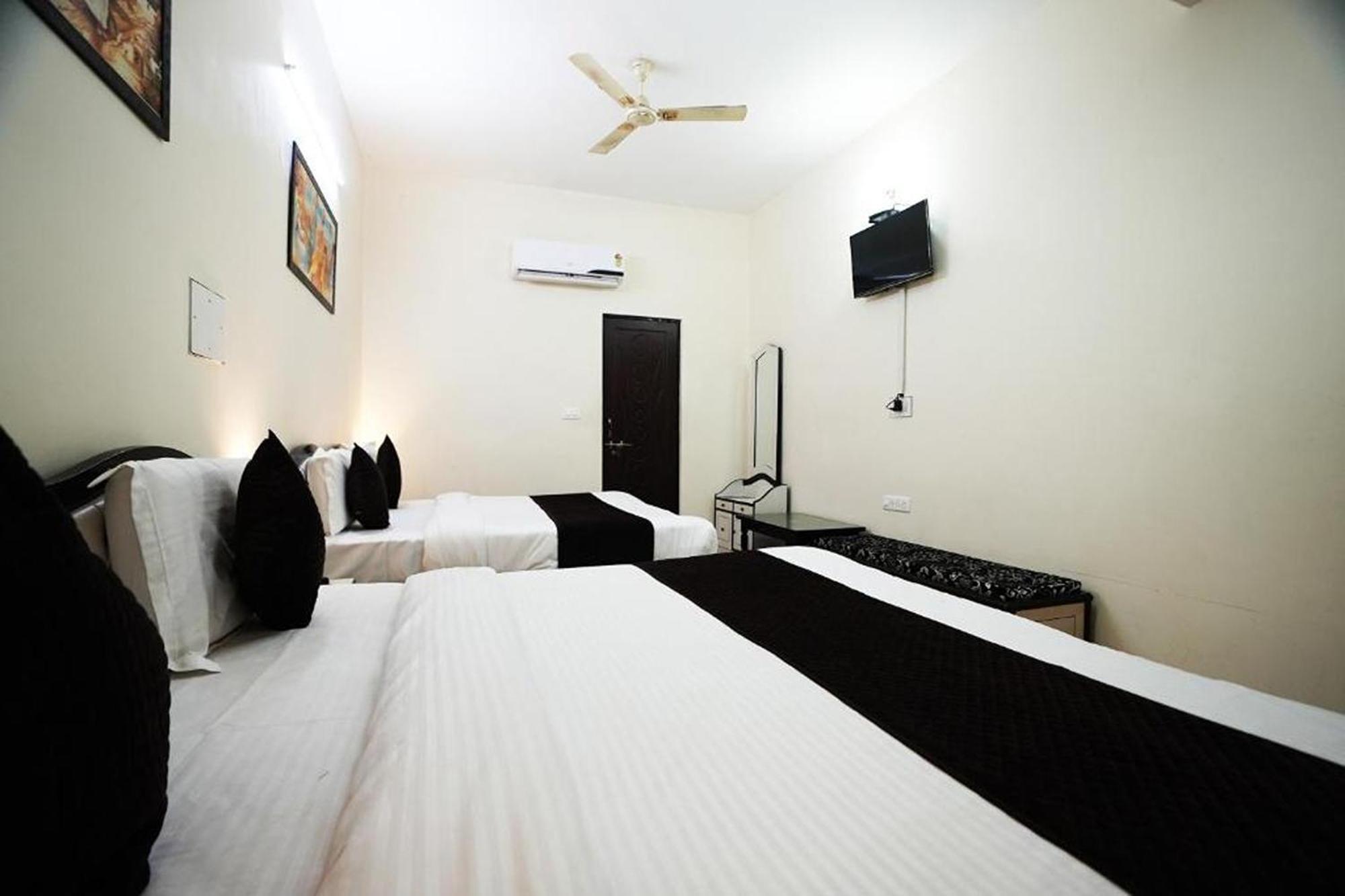 Hotel Lotus Inn Near Udaipur City Railway Station Exterior photo
